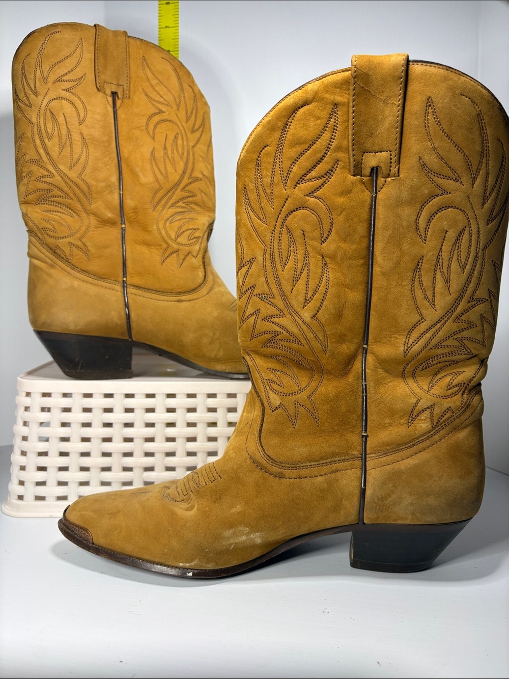 Acme 8.5 Women's Tan Suede Western Cowboy Boots. Box 28 copper tip
